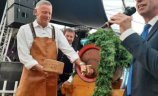 Matthias Goeken (v. l.), Landrat Michael Stickeln und Bürgermeister Tobias Scherf beim Fassbieranstich. - Dieter Scholz Matthias Goeken (v. l.), Landrat Michael Stickeln und Bürgermeister Tobias Scherf beim Fassbieranstich. - Dieter Scholz