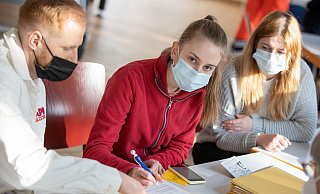 Das Rütli ist bereits voll, selbst die schnell organisierten Notbetten sind belegt. Um die im Gedränge drohende Corona-Gefahr zu reduzieren, werden jetzt auch Impfungen angeboten. Hier füllt Diana Maksymiv aus Stryi die dafür erforderlichen Unterlagen aus. - Oliver Krato Das Rütli ist bereits voll, selbst die schnell organisierten Notbetten sind belegt. Um die im Gedränge drohende Corona-Gefahr zu reduzieren, werden jetzt auch Impfungen angeboten. Hier füllt Diana Maksymiv aus Stryi die dafür erforderlichen Unterlagen aus. - Oliver Krato