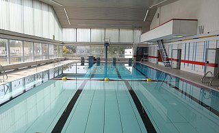 Die maroden Fliesen im Hallenbad sind ausgetauscht, es kann wieder öffnen. - Ulf Hanke Die maroden Fliesen im Hallenbad sind ausgetauscht, es kann wieder öffnen. - Ulf Hanke
