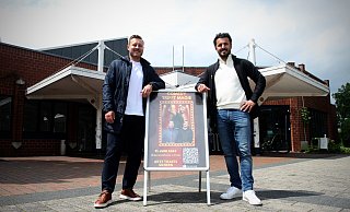 Andreas Wochmin (l.) und Ismail Günay freuen sich auf ihre eigene Veranstaltung in der Werretalhalle. Gemeinsam mit Hisatin Günay holen sie Comedians und Zauberkünstler auf die Bühne. - Felix Eisele Andreas Wochmin (l.) und Ismail Günay freuen sich auf ihre eigene Veranstaltung in der Werretalhalle. Gemeinsam mit Hisatin Günay holen sie Comedians und Zauberkünstler auf die Bühne. - Felix Eisele