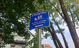 Zwei Parkbuchten auf dem Parkplatz an der Pauluskirche sind für Eltern mit Babys gedacht. - Peter Heidbrink Zwei Parkbuchten auf dem Parkplatz an der Pauluskirche sind für Eltern mit Babys gedacht. - Peter Heidbrink