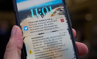 Seit dem 23. Februar 2023 warnen Behörden in Deutschland über Cell Broadcast mit einer Art SMS vor Hochwasser, Großbränden und anderen folgenschweren Ereignissen. - dpa Seit dem 23. Februar 2023 warnen Behörden in Deutschland über Cell Broadcast mit einer Art SMS vor Hochwasser, Großbränden und anderen folgenschweren Ereignissen. - dpa