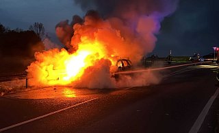 Das Fahrzeug auf der Bundesstraße 239 stand in Vollbrand, als die Feuerwehr eintraf. - Feuerwehr Nieheim Das Fahrzeug auf der Bundesstraße 239 stand in Vollbrand, als die Feuerwehr eintraf. - Feuerwehr Nieheim