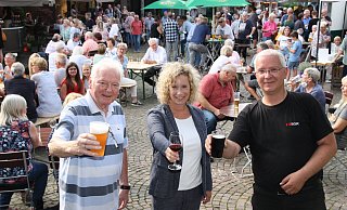 Kaufmannschaftsvorsitzender Detlef Schultz (v. l.), Kerstin Ebert (Stadt Enger) und Carsten Müller (Professional Event Solutions) freuen sich über den gelungenen Auftakt des Projektes "Enger macht auf". - Britta Bohnenkamp-Schmidt Kaufmannschaftsvorsitzender Detlef Schultz (v. l.), Kerstin Ebert (Stadt Enger) und Carsten Müller (Professional Event Solutions) freuen sich über den gelungenen Auftakt des Projektes "Enger macht auf". - Britta Bohnenkamp-Schmidt