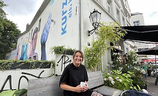 Das Experiment ist geglückt: Aus der Idee, eine besondere Eisdiele zu eröffnen, ist die erfolgreiche Kurz Eisbar geworden. Britta Kurz freut sich darüber, dass ihre 2015 eröffnete Eisbar von den NW-Lesern zur beliebtesten in Herford gewählt wurde. - Natalie Gottwald Das Experiment ist geglückt: Aus der Idee, eine besondere Eisdiele zu eröffnen, ist die erfolgreiche Kurz Eisbar geworden. Britta Kurz freut sich darüber, dass ihre 2015 eröffnete Eisbar von den NW-Lesern zur beliebtesten in Herford gewählt wurde. - Natalie Gottwald