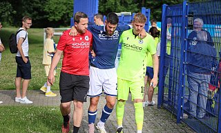 Gerrit Gohlke wird von Physiotherapeut Arne Böker (links) und Torwart Leo Oppermann gestützt, das rechte Sprunggelenk des Abwehrspielers ist bandagiert. - Oliver Krato Gerrit Gohlke wird von Physiotherapeut Arne Böker (links) und Torwart Leo Oppermann gestützt, das rechte Sprunggelenk des Abwehrspielers ist bandagiert. - Oliver Krato