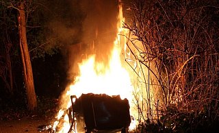 Die Mülltonne im Baltenweg wurde ein Raub der Flammen. - Polizei Minden-Lübbecke Die Mülltonne im Baltenweg wurde ein Raub der Flammen. - Polizei Minden-Lübbecke