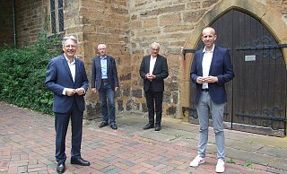An dieser Stelle beginnen die Sanierungsarbeiten an der Andreaskirche. SPD-MdB Achim Post (v. l.), Kirchbaumeister Eyke Blöbaum, Pfarrer Eberhard Helling und Dennis Rohde (SPD). - Karsten Schulz An dieser Stelle beginnen die Sanierungsarbeiten an der Andreaskirche. SPD-MdB Achim Post (v. l.), Kirchbaumeister Eyke Blöbaum, Pfarrer Eberhard Helling und Dennis Rohde (SPD). - Karsten Schulz