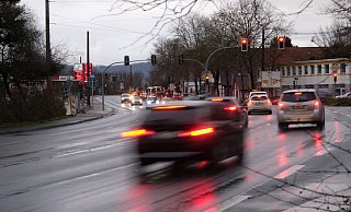 Zwei Raser aus Löhne und Bad Oeynhausen sind bei einem Autorennen auf der Mindener Straße von der Polizei erwischt worden. - Thorsten Gödecker (Symbolfoto) Zwei Raser aus Löhne und Bad Oeynhausen sind bei einem Autorennen auf der Mindener Straße von der Polizei erwischt worden. - Thorsten Gödecker (Symbolfoto)