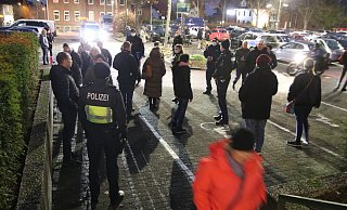 An mehreren Stellen des Lübbecker Gänsemarktes platzierte die Polizei ihre Streifenwagen um den sogenannten „Spaziergängern“ ihre erhöhte Präsenz zu signalisieren. Nur wenige der Teilnehmer waren bereit eine Schutzmaske zu tragen. Drei hatten Lautsprecher mit, aus denen unter anderem „Wir sind das Volk“ schallte. - Frank Hartmann An mehreren Stellen des Lübbecker Gänsemarktes platzierte die Polizei ihre Streifenwagen um den sogenannten „Spaziergängern“ ihre erhöhte Präsenz zu signalisieren. Nur wenige der Teilnehmer waren bereit eine Schutzmaske zu tragen. Drei hatten Lautsprecher mit, aus denen unter anderem „Wir sind das Volk“ schallte. - Frank Hartmann