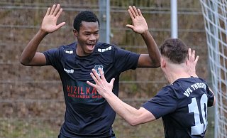 Die Theesener Soufian Kaba (l.) und Timo Niermann feierten in dieser Szene den 1:0-Führungstreffer und später den Derbysieg. - Andreas Zobe Die Theesener Soufian Kaba (l.) und Timo Niermann feierten in dieser Szene den 1:0-Führungstreffer und später den Derbysieg. - Andreas Zobe