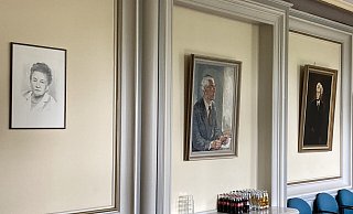 Ein Porträt von Frieda Nadig (l.) hängt im kleinen Sitzungssaal des Herforder Rathauses. Daneben die Herforder Herrmann Höpker-Aschoff, erster Präsident des Bundesverfassungsgerichts, sowie der Sozialdemokrat Carl Severing (v. l.). - Matthias Bungeroth Ein Porträt von Frieda Nadig (l.) hängt im kleinen Sitzungssaal des Herforder Rathauses. Daneben die Herforder Herrmann Höpker-Aschoff, erster Präsident des Bundesverfassungsgerichts, sowie der Sozialdemokrat Carl Severing (v. l.). - Matthias Bungeroth