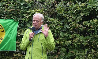 Jürgen Trittin ist sicher: der Hochwasserschutz und die eingleisige Bahnstrecke sprechen klar gegen den Standort. - Manuela Puls Jürgen Trittin ist sicher: der Hochwasserschutz und die eingleisige Bahnstrecke sprechen klar gegen den Standort. - Manuela Puls