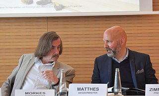 Rücken noch enger zusammen: Bürgermeister Norbert Morkes (l.) und Henning Matthes. - Ash Rücken noch enger zusammen: Bürgermeister Norbert Morkes (l.) und Henning Matthes. - Ash
