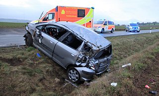 Der Wagen blieb nach dem Überschlag im Graben auf der Kreisstraße 71 bei Nieheim liegen. - David Schellenberg Der Wagen blieb nach dem Überschlag im Graben auf der Kreisstraße 71 bei Nieheim liegen. - David Schellenberg