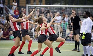 Bei "La Partida" spielen fünf Tänzerinnen und funf Fußballspielende nach eigenen Regeln. Herforderinnen und Herforder können nach einem Workshop Teil der Performace werden. - Compagnie Vero Cendoya Bei "La Partida" spielen fünf Tänzerinnen und funf Fußballspielende nach eigenen Regeln. Herforderinnen und Herforder können nach einem Workshop Teil der Performace werden. - Compagnie Vero Cendoya