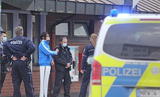 Zwei Brüder aus Vlotho sollen einen Mann am Zentralen Omnibusbahnhof mit dem Messer leicht verletzt haben. - Ulf Hanke Zwei Brüder aus Vlotho sollen einen Mann am Zentralen Omnibusbahnhof mit dem Messer leicht verletzt haben. - Ulf Hanke