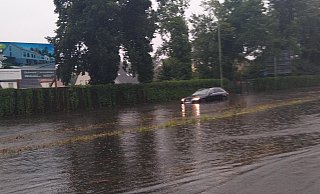 Land unter an der Brackweder Straße - hier ging am frühen Donnerstagabend nichts mehr. - Tanja Mason Land unter an der Brackweder Straße - hier ging am frühen Donnerstagabend nichts mehr. - Tanja Mason
