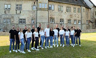 Das Königspaar mit Hofstaat: Marcel Niewels (von links), Niklas Franke, Linn Rasche, Patrick Menne-Nolten, Lena Bröker, Benjamin Ressel, Gina Figge, Christoph Beller, Laura Peters, Aron Brockhoff, Sophia Homisse, Lauryn Klaus, Tobias Seifert, Alina Falke, Max Heising, Marie Armbrecht, Jannik Bernard, Sarah Bugdoll, Tim Sablotny und André Niewels. - Pivat Das Königspaar mit Hofstaat: Marcel Niewels (von links), Niklas Franke, Linn Rasche, Patrick Menne-Nolten, Lena Bröker, Benjamin Ressel, Gina Figge, Christoph Beller, Laura Peters, Aron Brockhoff, Sophia Homisse, Lauryn Klaus, Tobias Seifert, Alina Falke, Max Heising, Marie Armbrecht, Jannik Bernard, Sarah Bugdoll, Tim Sablotny und André Niewels. - Pivat
