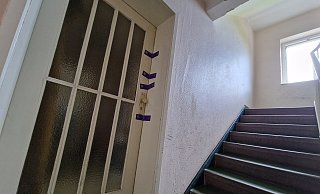 Hinter dieser versiegelten Tür kam es offenbar zum Tötungsdelikt. Foto: - privat Hinter dieser versiegelten Tür kam es offenbar zum Tötungsdelikt. Foto: - privat