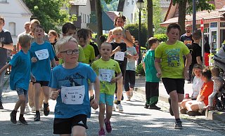 280 Grundschulkinder starteten beim Sponsorenlauf auf dem Stadtfest in Preußisch Oldendorf. - Imme Lohmeyer-Lorek 280 Grundschulkinder starteten beim Sponsorenlauf auf dem Stadtfest in Preußisch Oldendorf. - Imme Lohmeyer-Lorek