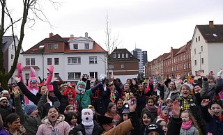 Ausgelassene Stimmung beim Karnevalsumzug im Riemeke. Für die Kinder ein absolutes Highlight: Kostümieren und Tanzen. - Jule Barmwater Ausgelassene Stimmung beim Karnevalsumzug im Riemeke. Für die Kinder ein absolutes Highlight: Kostümieren und Tanzen. - Jule Barmwater