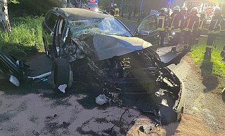 Das Auto nach dem Unfall. - Feuerwehr Rahden Das Auto nach dem Unfall. - Feuerwehr Rahden