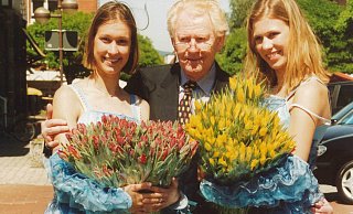 Blumensträuße und Krawatte des Komponisten erinnern, hier bei der Eröffnung der Landesgartenschau im Jahre 2000 auf dem Aqua Magica Gelände, an seinen wohl bekanntesten Titel Tulpen aus Amsterdam. - Archiv Militzer Blumensträuße und Krawatte des Komponisten erinnern, hier bei der Eröffnung der Landesgartenschau im Jahre 2000 auf dem Aqua Magica Gelände, an seinen wohl bekanntesten Titel Tulpen aus Amsterdam. - Archiv Militzer