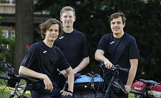 Startklar: Christoph Neiske (v. l.), Dennie Illner und Dominik Hohmann starten gemeinsam mit Rasmus Becker ihre Fahrradtour mit dem Ziel Nordkap. - Roland Thöring Startklar: Christoph Neiske (v. l.), Dennie Illner und Dominik Hohmann starten gemeinsam mit Rasmus Becker ihre Fahrradtour mit dem Ziel Nordkap. - Roland Thöring