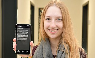 Pia Timpert zeigt auf ihrem Smartphone, wie die SMS aussieht, mit der die Kontaktperson informiert wird. - Kreis Höxter Pia Timpert zeigt auf ihrem Smartphone, wie die SMS aussieht, mit der die Kontaktperson informiert wird. - Kreis Höxter