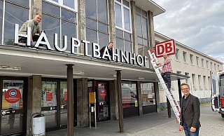 Der Schriftzug des Paderborner Hauptbahnhofs ist nun Museumsreif. Die städtischen Museumstechniker (v. l..) Markus Liebeck, Heiko Henke und Heinrich Schniedermeier sowie Markus Runte vom Stadtmuseum bei der Demontage am Hauptbahnhof. - Stadt Paderborn Der Schriftzug des Paderborner Hauptbahnhofs ist nun Museumsreif. Die städtischen Museumstechniker (v. l..) Markus Liebeck, Heiko Henke und Heinrich Schniedermeier sowie Markus Runte vom Stadtmuseum bei der Demontage am Hauptbahnhof. - Stadt Paderborn