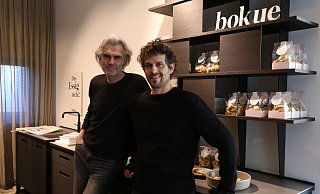 Oliver Bahr (l.) und Bastian Demmer vom Küchenlabel bokue vor einer ihrer Küchen, die in der Boutique "apartment" in der Mindener Straße zu sehen ist. - Lena Kley Oliver Bahr (l.) und Bastian Demmer vom Küchenlabel bokue vor einer ihrer Küchen, die in der Boutique "apartment" in der Mindener Straße zu sehen ist. - Lena Kley