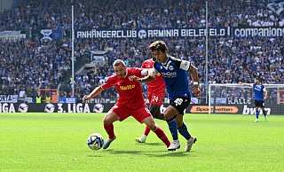 Arminia Bielefelds Kaito Mizuta (r., im Duell mit dem Regensburger Andreas Greipl) ist eine Bereicherung für das DSC-Spiel. - IMAGO/osnapix Arminia Bielefelds Kaito Mizuta (r., im Duell mit dem Regensburger Andreas Greipl) ist eine Bereicherung für das DSC-Spiel. - IMAGO/osnapix