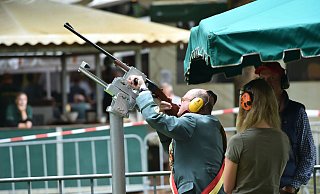 Beim Vogelschießen auf Schützenfesten wird überwiegend Bleimunition verwendet. - Wilfried Hiegemann Beim Vogelschießen auf Schützenfesten wird überwiegend Bleimunition verwendet. - Wilfried Hiegemann