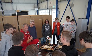 Klaus Meyer von Innovationsnetzwerk Energie Impuls OWL schaut sich den Solarracer einer Schulgruppe an. - Felix Schwien Klaus Meyer von Innovationsnetzwerk Energie Impuls OWL schaut sich den Solarracer einer Schulgruppe an. - Felix Schwien