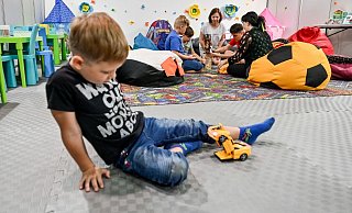 Regel Nummer eins für neue Kita-Eltern: Ruhe bewahren! Es gibt aber noch ein paar weitere Tipps, mit denen die Eingewöhnung stressfreier wird. - picture alliance / Photoshot Regel Nummer eins für neue Kita-Eltern: Ruhe bewahren! Es gibt aber noch ein paar weitere Tipps, mit denen die Eingewöhnung stressfreier wird. - picture alliance / Photoshot