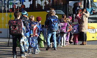 An einer Bushaltestelle soll der Mann Kinder angesprochen haben, in einer Facebook-Gruppe schlägt das hohe Wellen. - Felix Kästle An einer Bushaltestelle soll der Mann Kinder angesprochen haben, in einer Facebook-Gruppe schlägt das hohe Wellen. - Felix Kästle