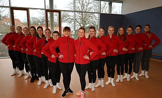 Die Delbrücker Prinzengarde mit (v. l.) Laura Sieweke, Raphaela Heimann, Christina Driller, Miriam Rexhepi, Svenja Busen, Victoria Reiher, Laura-Lee Lohmann, den Trainerinnen Verena Biermeyer und Christina Eikel, Mirjam Koch, Elisa Lindemann, Jenny Mersch, Antonia Steffen, Lea Kleine, Luisa Hagenhoff und Judith Rath probt für ihre Abschiedssession. - Regina Brucksch Die Delbrücker Prinzengarde mit (v. l.) Laura Sieweke, Raphaela Heimann, Christina Driller, Miriam Rexhepi, Svenja Busen, Victoria Reiher, Laura-Lee Lohmann, den Trainerinnen Verena Biermeyer und Christina Eikel, Mirjam Koch, Elisa Lindemann, Jenny Mersch, Antonia Steffen, Lea Kleine, Luisa Hagenhoff und Judith Rath probt für ihre Abschiedssession. - Regina Brucksch