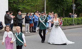 Das Königspaar Markus und Sarah Köhler zieht beim Umzug in Henglarn alle Blicke auf sich. - Anja Ebner Das Königspaar Markus und Sarah Köhler zieht beim Umzug in Henglarn alle Blicke auf sich. - Anja Ebner