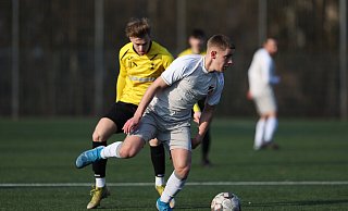 Löhner Derby: Mennighüffens Niklas Scharnowski (hinten) und TuRa Löhnes Max Rimkus. - Benjamin Büschenfeld | Sportfoto-OWL.de Löhner Derby: Mennighüffens Niklas Scharnowski (hinten) und TuRa Löhnes Max Rimkus. - Benjamin Büschenfeld | Sportfoto-OWL.de