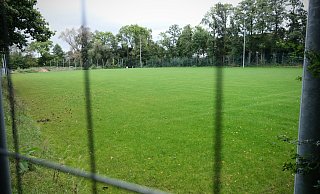Der alte Ascheplatz am Mittelbach ist kaum wiederzuerkennen. Längst sprießt saftiges Grün auf dem einstigen Rotgrand. Jetzt fehlen nur noch die Tore. - Felix Eisele Der alte Ascheplatz am Mittelbach ist kaum wiederzuerkennen. Längst sprießt saftiges Grün auf dem einstigen Rotgrand. Jetzt fehlen nur noch die Tore. - Felix Eisele