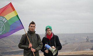 Der Mindener Paul Schilling (rechts) hat am Samstag in Lützerath demonstriert. Das Bild zeigt ihn mit einem Fridays-for-Future-Aktivisten. - privat Der Mindener Paul Schilling (rechts) hat am Samstag in Lützerath demonstriert. Das Bild zeigt ihn mit einem Fridays-for-Future-Aktivisten. - privat