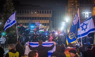 Das "Bündnis gegen Antisemitismus" und die pro-palästinensische "Friedensdemo Bielefeld" standen sich Samstagabend am Niederwall gegenüber, mit der Polizei in der Mitte. - Mike-Dennis Müller / www.mdm.photo Das "Bündnis gegen Antisemitismus" und die pro-palästinensische "Friedensdemo Bielefeld" standen sich Samstagabend am Niederwall gegenüber, mit der Polizei in der Mitte. - Mike-Dennis Müller / www.mdm.photo