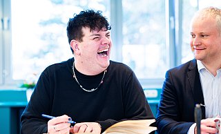 ESC-Sänger Isaak Guderian (l.) trug sich kürzlich im Beisein von Bürgermeister Henning Vieker (r.) ins Goldenen Buch der Stadt ein, in der er seit einem Jahr wohnt. Er gewann den Vorentscheid und tritt für Deutschland am 11. Mai im schwedischen Malmö beim Eurovision Song Contest an. - Noah Wedel ESC-Sänger Isaak Guderian (l.) trug sich kürzlich im Beisein von Bürgermeister Henning Vieker (r.) ins Goldenen Buch der Stadt ein, in der er seit einem Jahr wohnt. Er gewann den Vorentscheid und tritt für Deutschland am 11. Mai im schwedischen Malmö beim Eurovision Song Contest an. - Noah Wedel