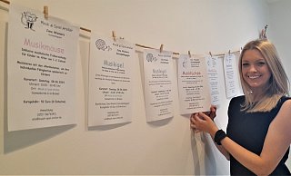 Jana Wieners an der Leine, auf der die unterschiedlichen Angebote für die Kinder verschiedenen Alters aufgereiht sind - Simone Flörke Jana Wieners an der Leine, auf der die unterschiedlichen Angebote für die Kinder verschiedenen Alters aufgereiht sind - Simone Flörke