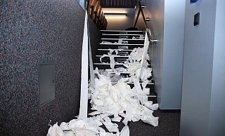 In der Aula der Realschule wurden große Mengen an Klopapier verteilt. Mittlerweile wurde der Raum von einer Spezialfirma gereinigt. - David Schellenberg In der Aula der Realschule wurden große Mengen an Klopapier verteilt. Mittlerweile wurde der Raum von einer Spezialfirma gereinigt. - David Schellenberg