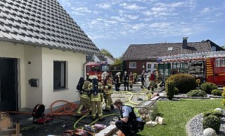 Zwar konnte die Feuerwehr den Brand des Einfamilienwohnhauses schnell löschen – es war hinterher dennoch unbewohnbar. - Feuerwehr Steinheim Zwar konnte die Feuerwehr den Brand des Einfamilienwohnhauses schnell löschen – es war hinterher dennoch unbewohnbar. - Feuerwehr Steinheim