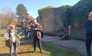 LGS-Geschäftsführer Jan Sommer (Mitte) führt die Garten- und Landschaftsbauer zu den Örtlichkeiten am Wall in der Höxteraner Innenstadt. - LGS LGS-Geschäftsführer Jan Sommer (Mitte) führt die Garten- und Landschaftsbauer zu den Örtlichkeiten am Wall in der Höxteraner Innenstadt. - LGS