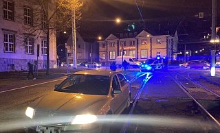 Nicht zum ersten Mal landete ein Autofahrer vorm Landgericht in der Gleis-Falle. Hier sieht man einen Skoda Octavia in der Klemme. - Jens Reichenbach Nicht zum ersten Mal landete ein Autofahrer vorm Landgericht in der Gleis-Falle. Hier sieht man einen Skoda Octavia in der Klemme. - Jens Reichenbach