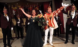 Hurra wir sind sind´s. Sie wurden als 60. Prinzenpaar der NKG begeistert empfangen und stürmisch begrüßt: Prinz Frank der malerische Fußballjeck und Prinzessin Jutta die kontaktfreudig Auftischende. - Josef Köhne Hurra wir sind sind´s. Sie wurden als 60. Prinzenpaar der NKG begeistert empfangen und stürmisch begrüßt: Prinz Frank der malerische Fußballjeck und Prinzessin Jutta die kontaktfreudig Auftischende. - Josef Köhne